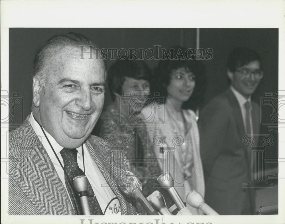 Press Photo Dr. Baruj Bew Acerraf,and family - Historic Images