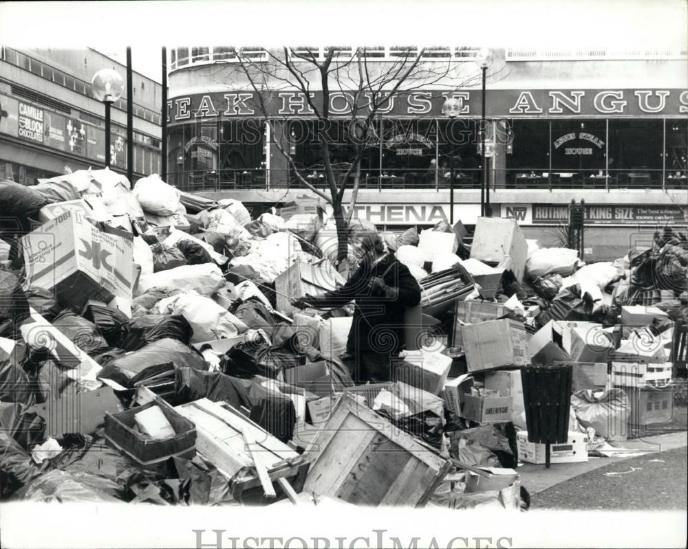 1979 Press Photo mounds of garbage from refuse collectors' strike in London - Historic Images