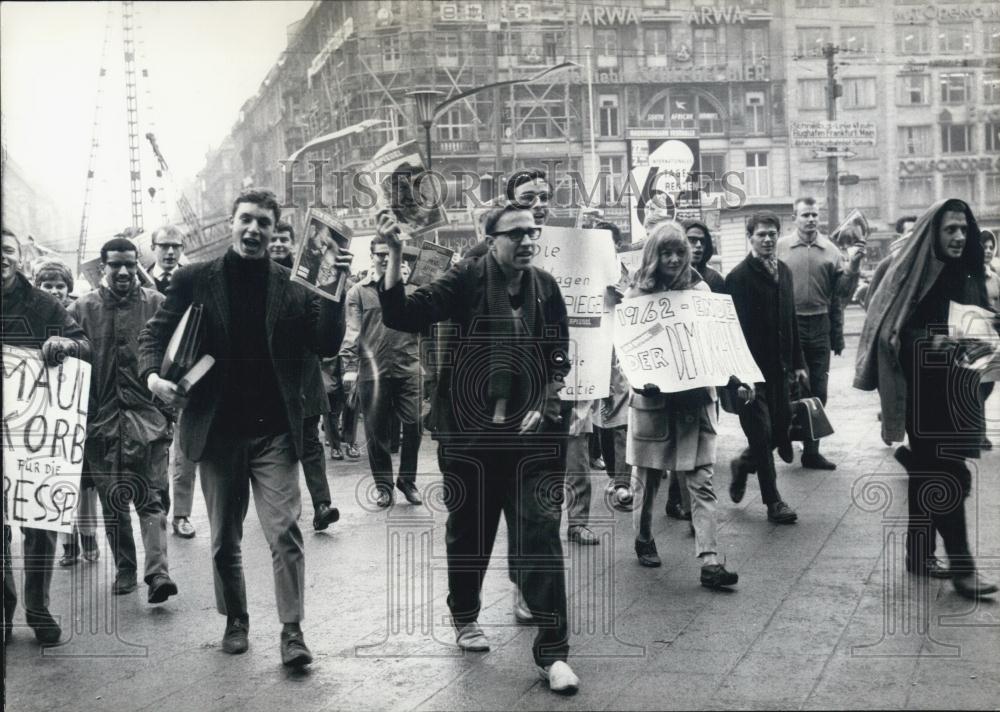 1962 Press Photo Students Univ of Frankfurt Demonstrate for Der Spiegel&quot;&quot; - Historic Images