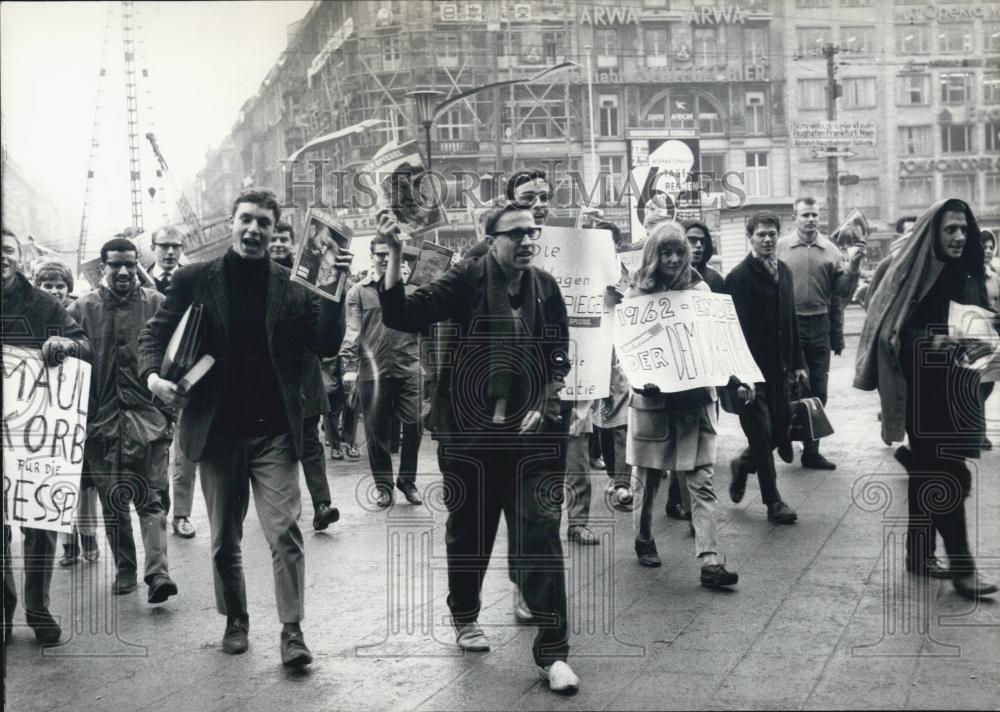1962 Press Photo Students Univ of Frankfurt Demonstrate for Der Spiegel"" - Historic Images