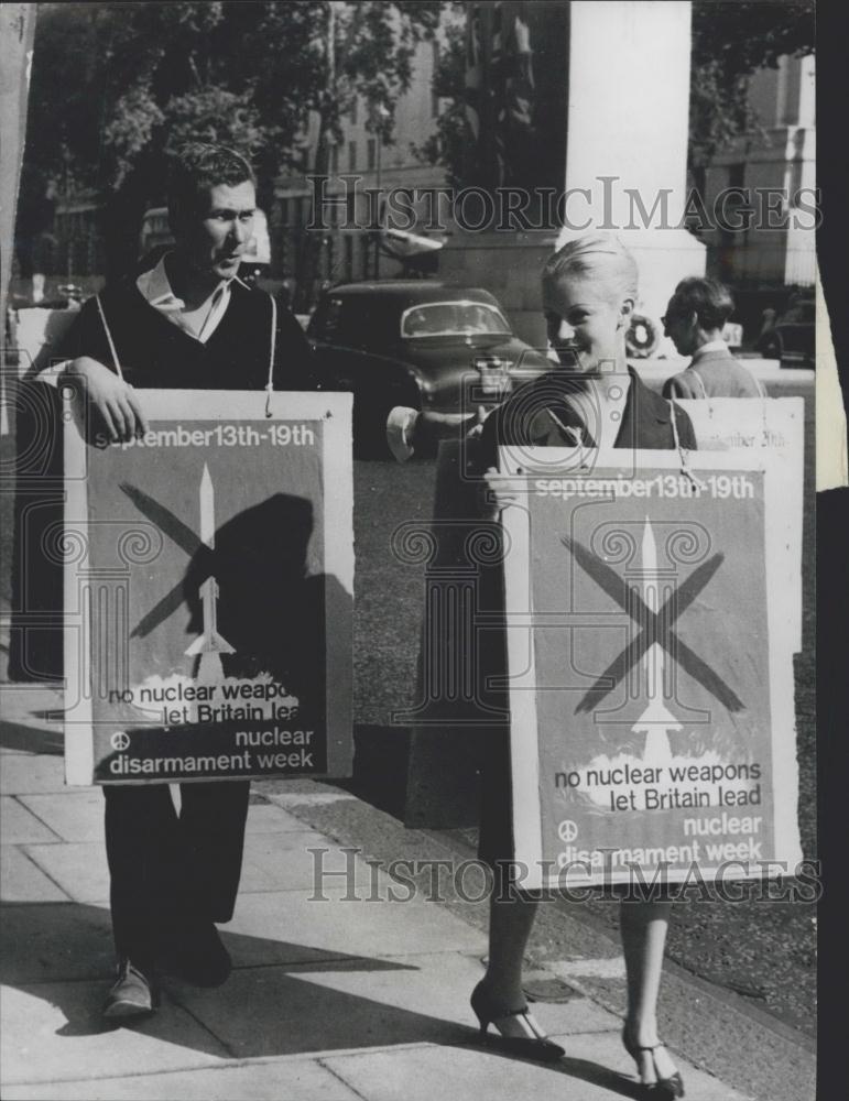 1959 Press Photo Author John Osborne &amp; wife in demonstration - Historic Images