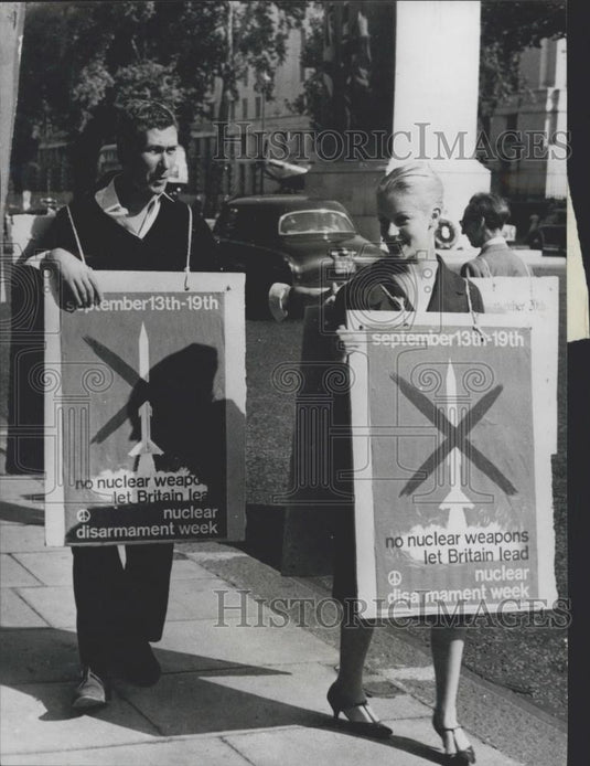 1959 Press Photo Author John Osborne & wife in demonstration - Historic Images