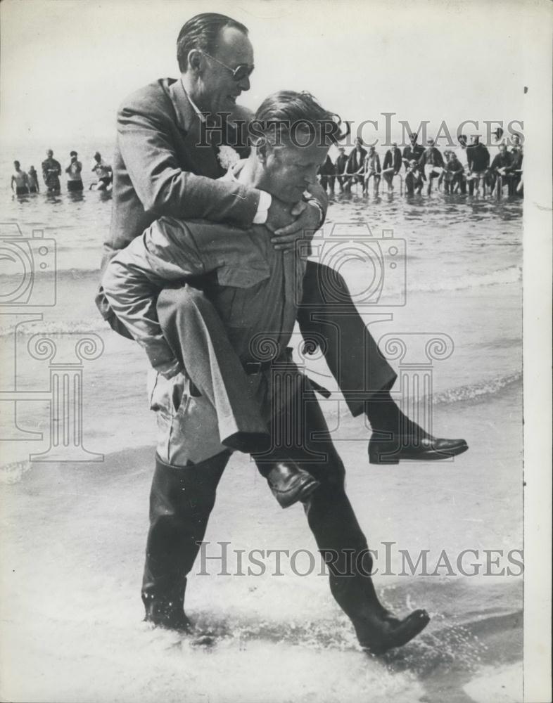 1967 Press Photo Bernhard of the Netherlands, carried by crewman - Historic Images