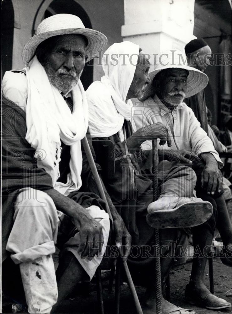 1973 Press Photo These old Tunisians from the South of the country talking - Historic Images