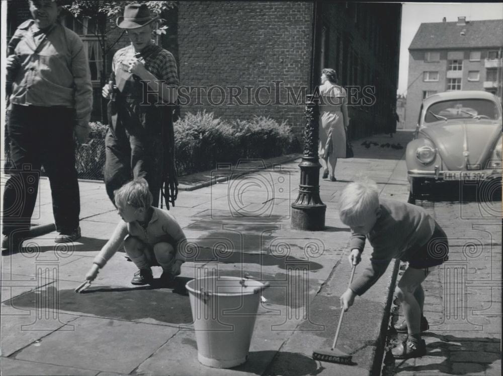 1958 Press Photo Children scrubbing streets - Historic Images
