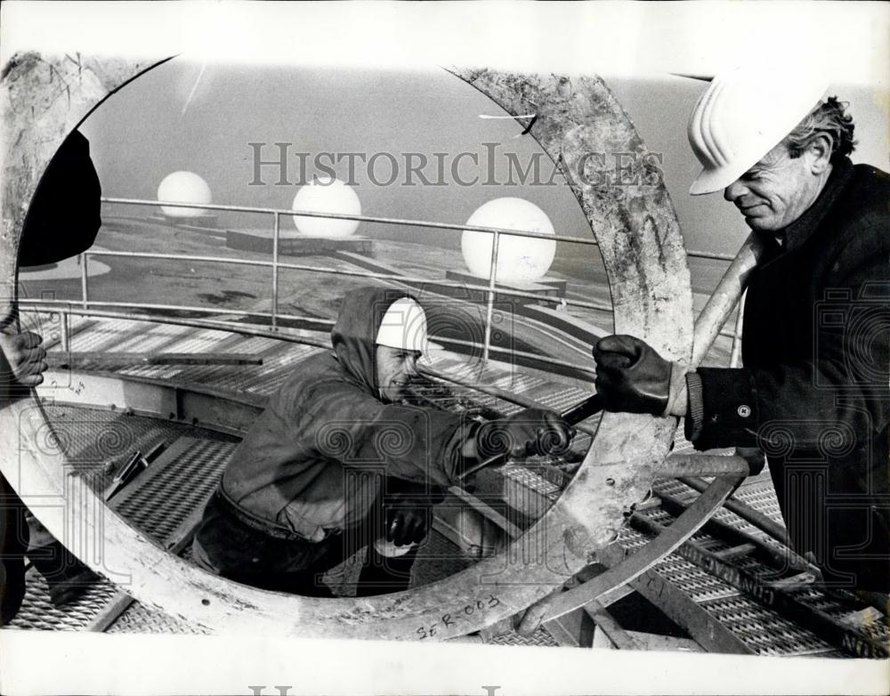 1964 Press Photo Norman Clark Works On Pedestal Fylingdale Dome Radar Station - Historic Images