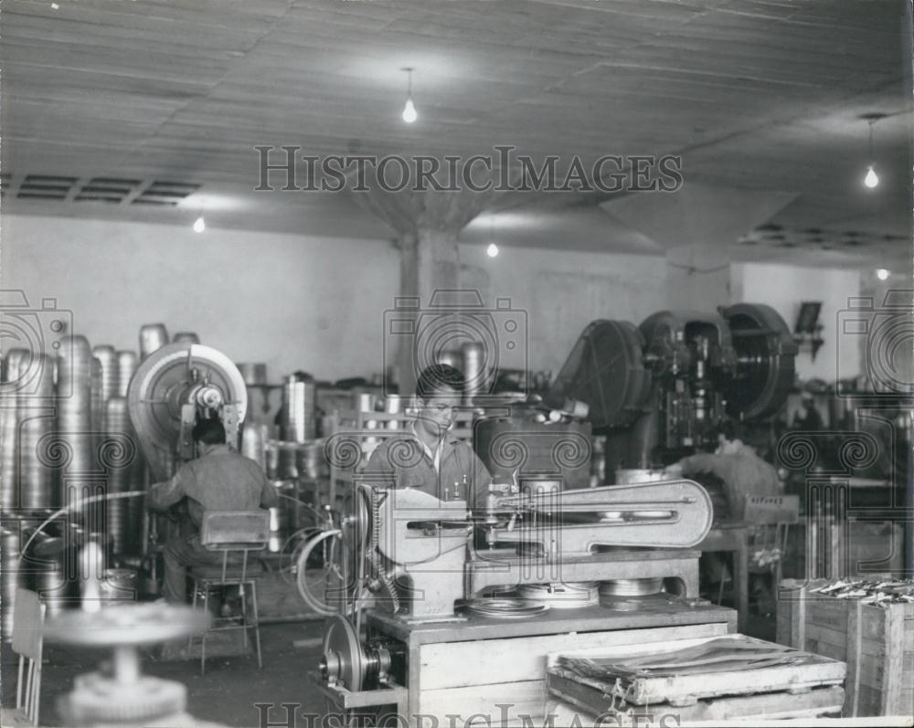 Press Photo UMCO Aluminum Factory In Quito Worker At Work House Pieces - Historic Images