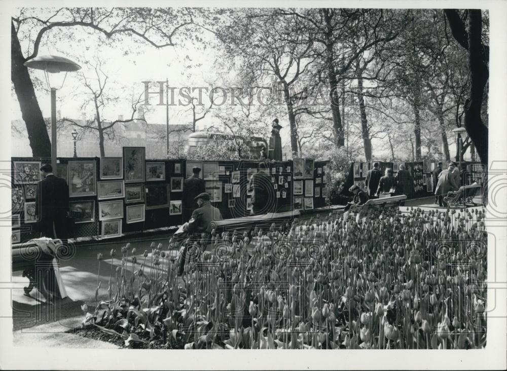 1959 Press Photo Annual Display of Paintings At Victoria Embankment Gardens - Historic Images