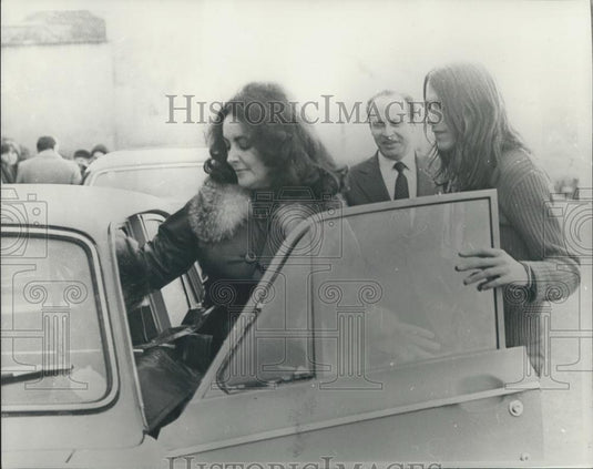 1975 Press Photo Elizabeth Taylor Reunites With Son After 6 Years - Historic Images