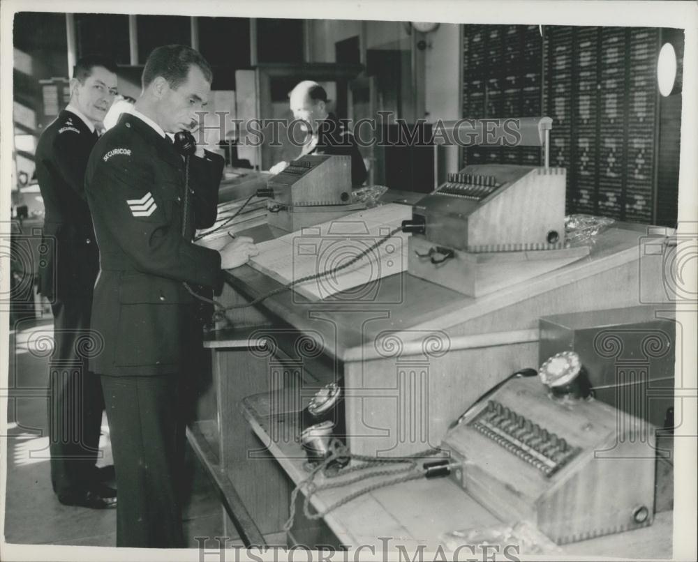 1961 Press Photo Press Reception At Headquarters Of Nation-Wide Security - Historic Images