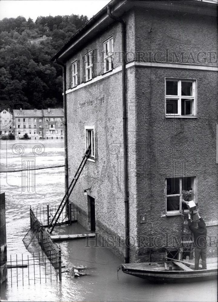 1965 Press Photo Apartment Flats Flooded, Passau Germany - Historic Images