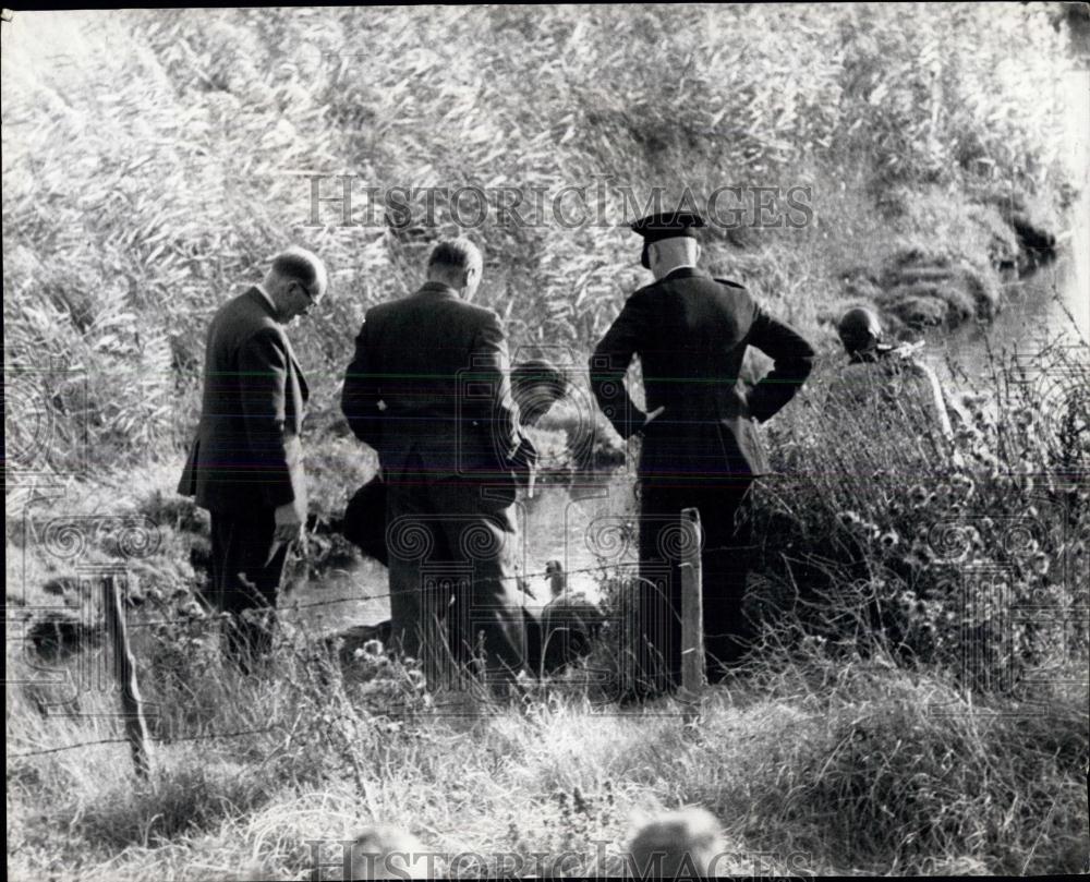 1961 Press Photo Police at scene where body of Malcoim Johnson found - Historic Images