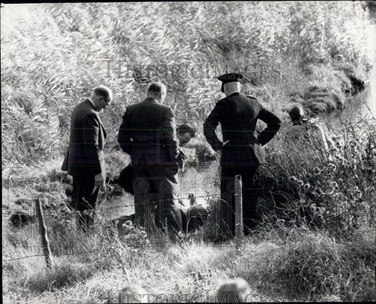 1961 Press Photo Police at scene where body of Malcoim Johnson found - Historic Images