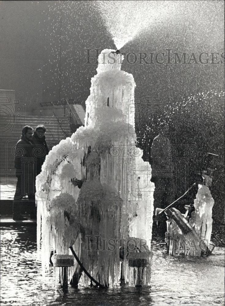 1990 Press Photo Winter Artistry,Icicle covered fountain - Historic Images