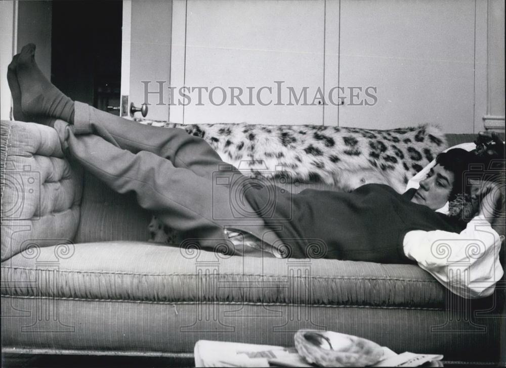 Press Photo Miss Henriquez in her basement room - Historic Images