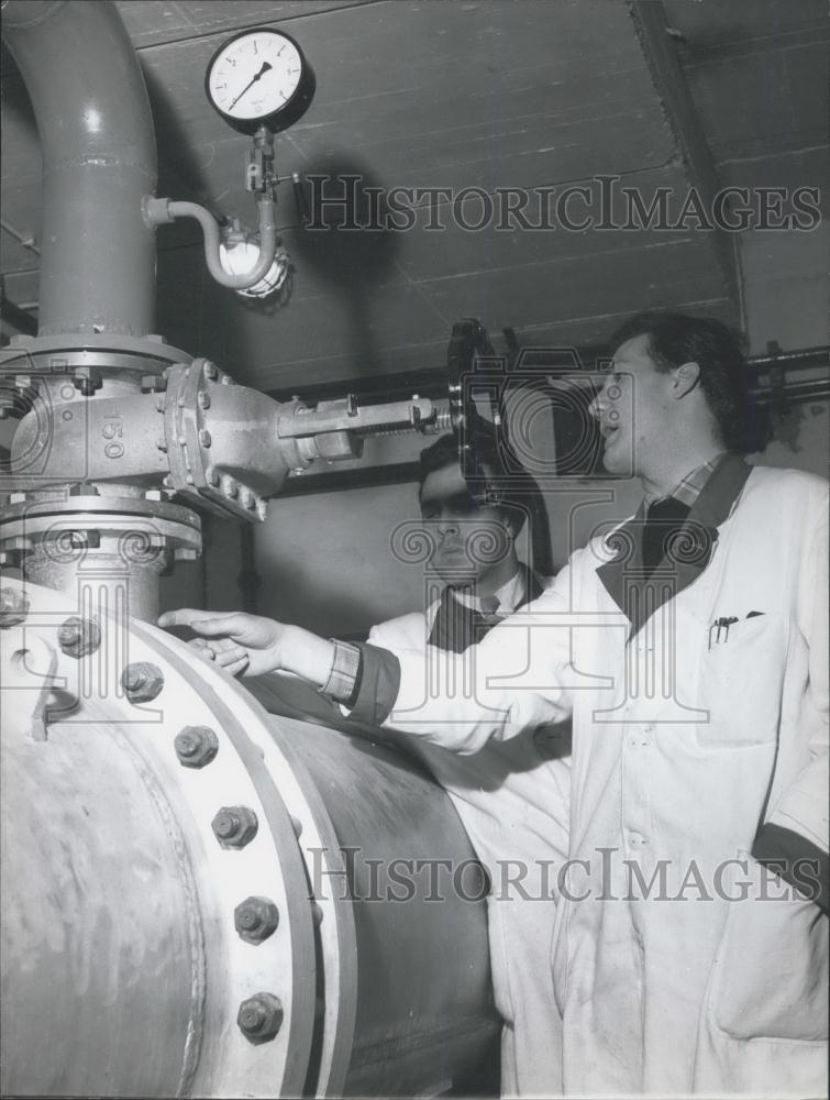 Press Photo Pressure measurement gauge - Historic Images