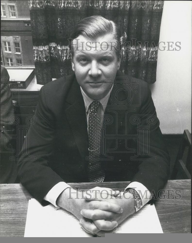 1977 Press Photo Sir Max Aitken Sells Newspapers - Historic Images