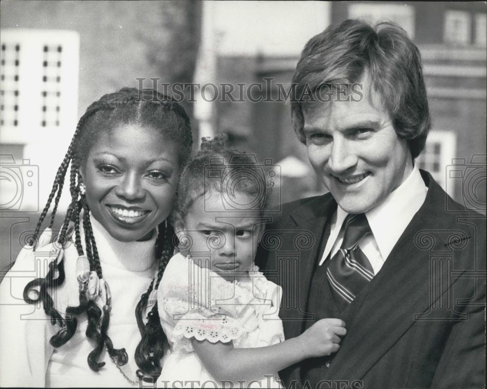 1979 Press Photo Singer Patti Boulaye &amp;husband Stephen and daughter Emma - Historic Images