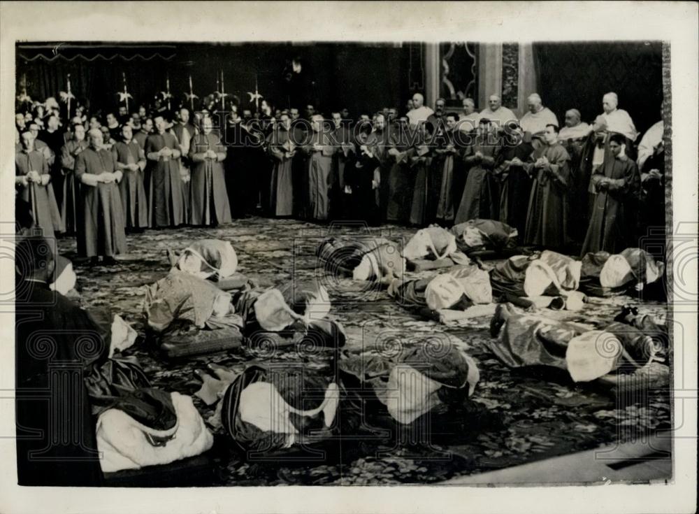 1953 Press Photo Cardinals Lie Prostrate, St. Peter&#39;s Cathedral, Pope, Italy - Historic Images