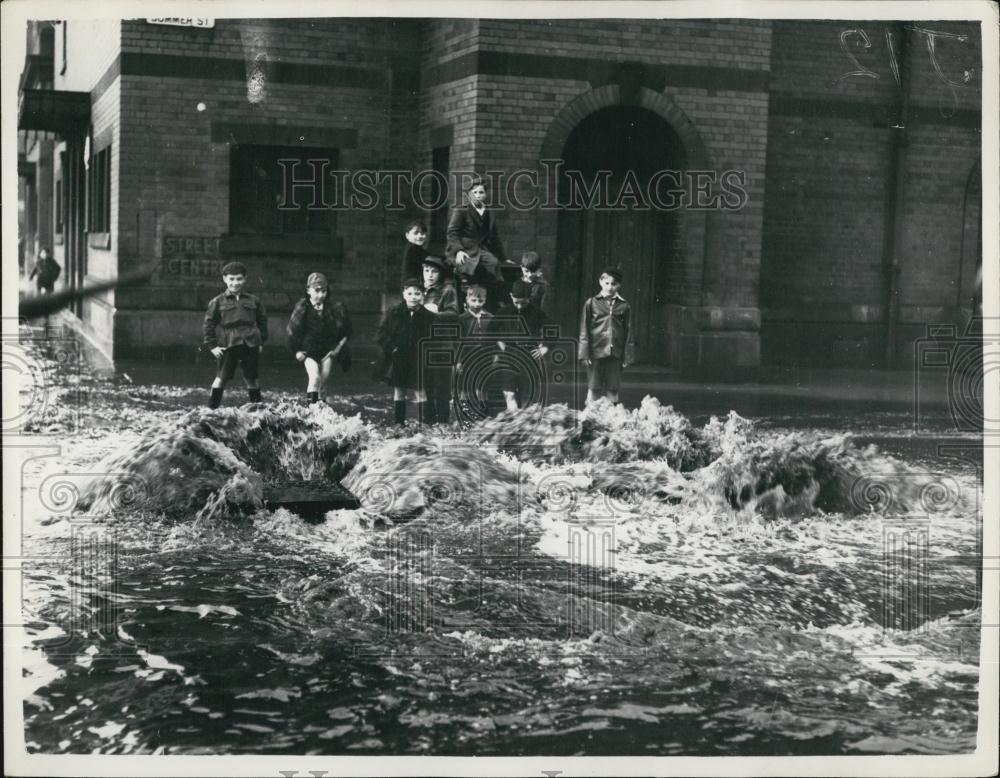 1954 Press Photo Scotland During Flood On Bridgetown Street - Historic Images