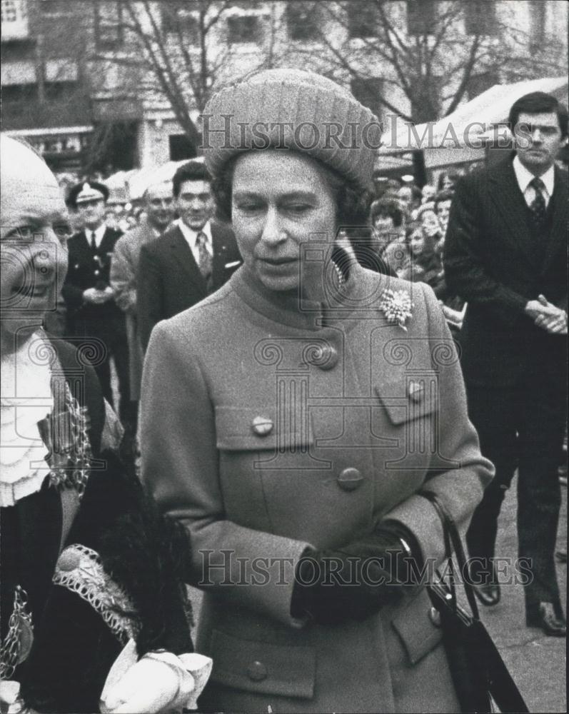 1975 Press Photo Japanese Detective Shadows The Queen to Study Security - Historic Images