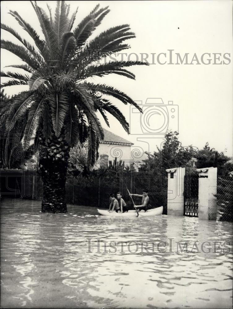 1958 Press Photo Kids Boating in Flooded Southern France - Historic Images