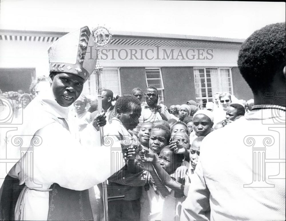 1973 Press Photo Catholic children who long to touch a real Cardinal. - Historic Images