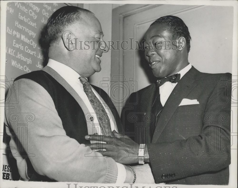 1956 Press Photo Kid Gavilan and Jack Solomons chatting together - Historic Images