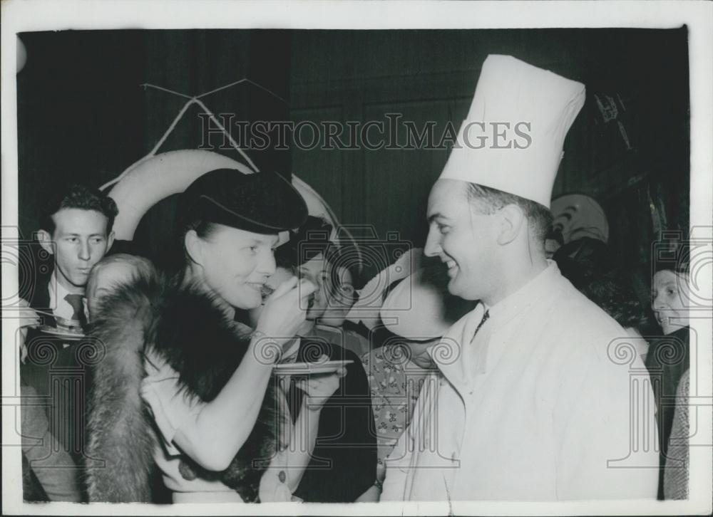 1947 Press Photo Dr. Edith Summerskill Samples Fish Dish Ministry Food Mr Aubrey - Historic Images