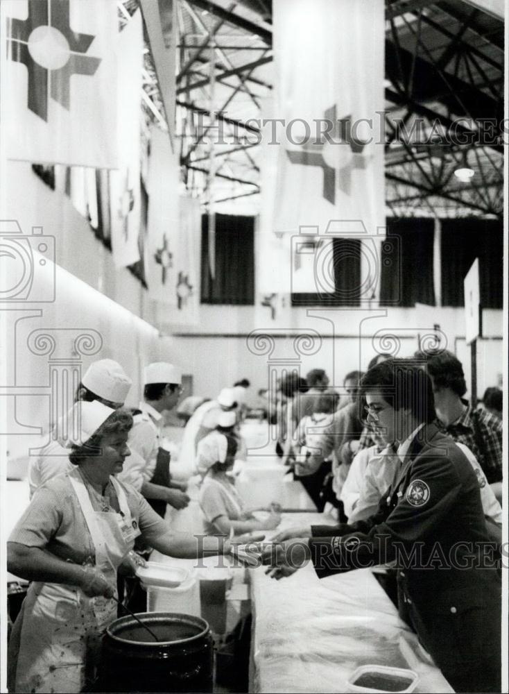 Press Photo Red Cross handing out meals - Historic Images