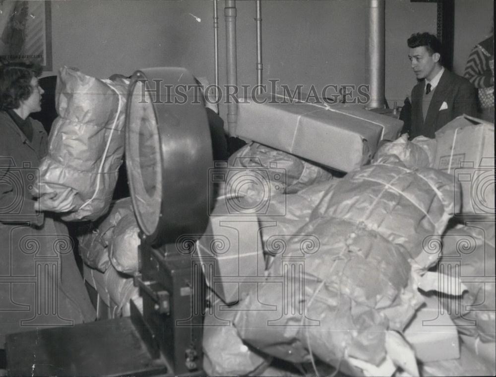1953 Press Photo K.L.M. office in Paris with Parcels for dutch flood victims - Historic Images