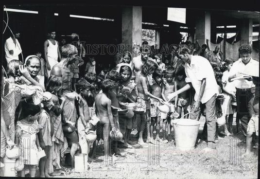 1974 Press Photo Bangladesh: Children and old people,refugees from floods - Historic Images