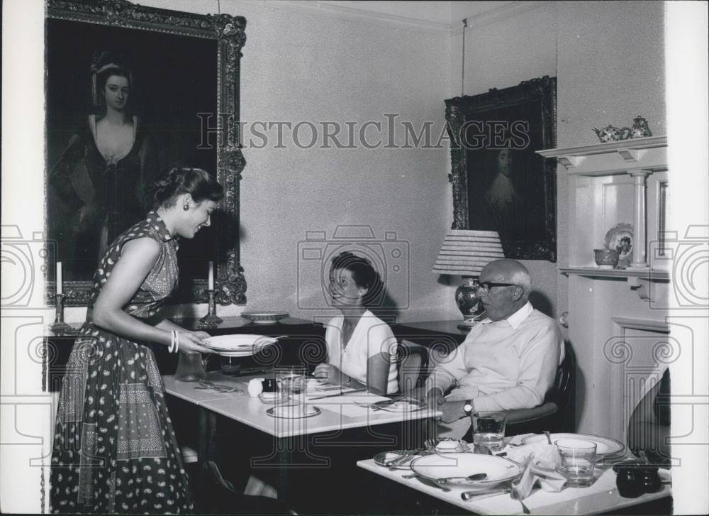 Press Photo Hon. Charlotte and art in the guest house - Historic Images