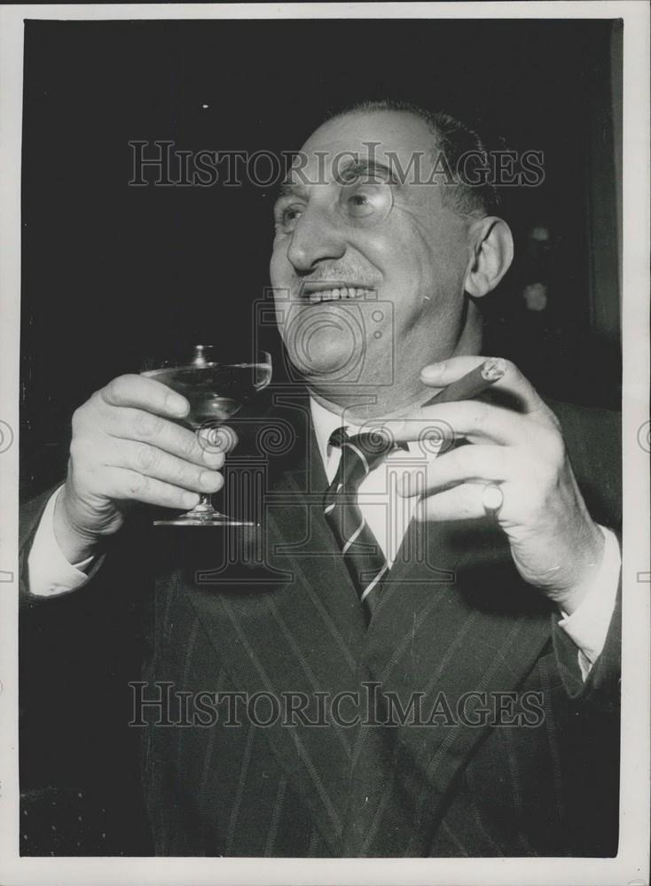 1959 Press Photo Edward Johnston-Noad,celebrates release from jail - Historic Images