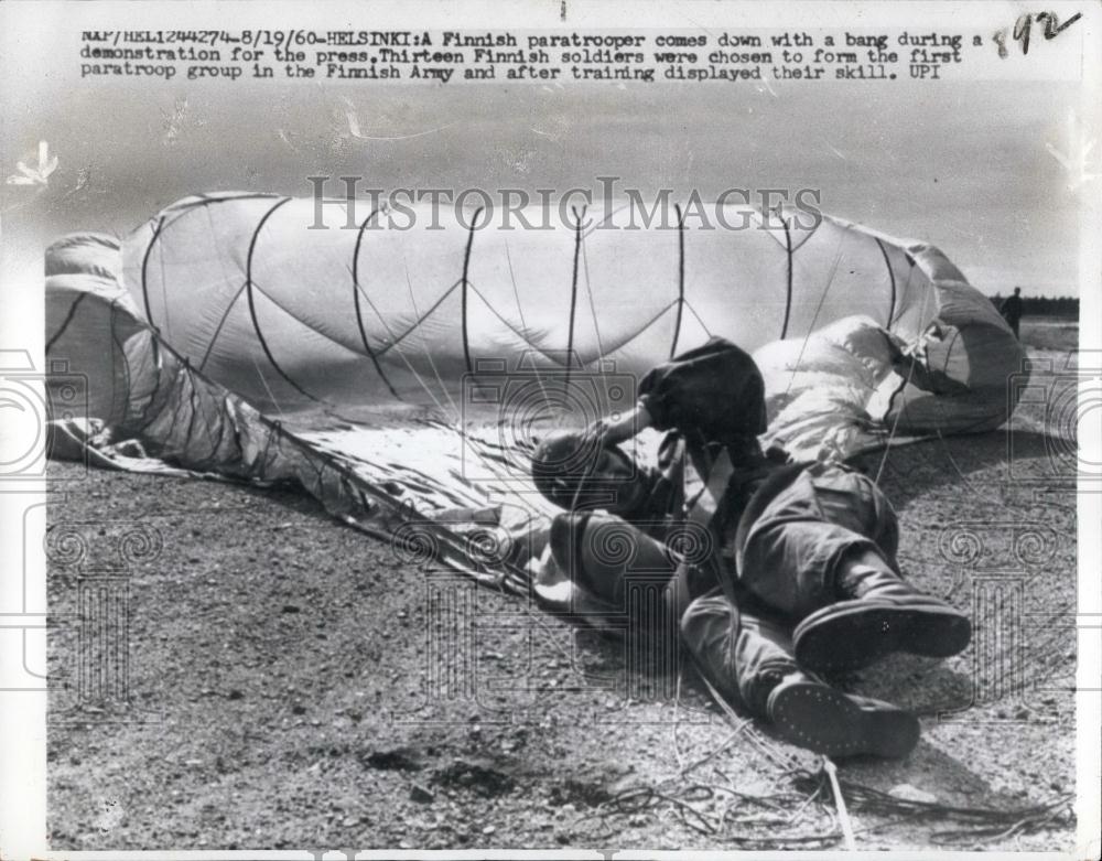 1960 Press Photo Finnish Paratrooper comes down with a bang - Historic Images