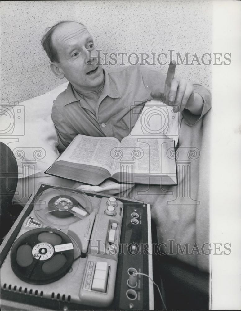 1965 Press Photo David Algie Schoolmaster Learns Italian During Sleep London - Historic Images