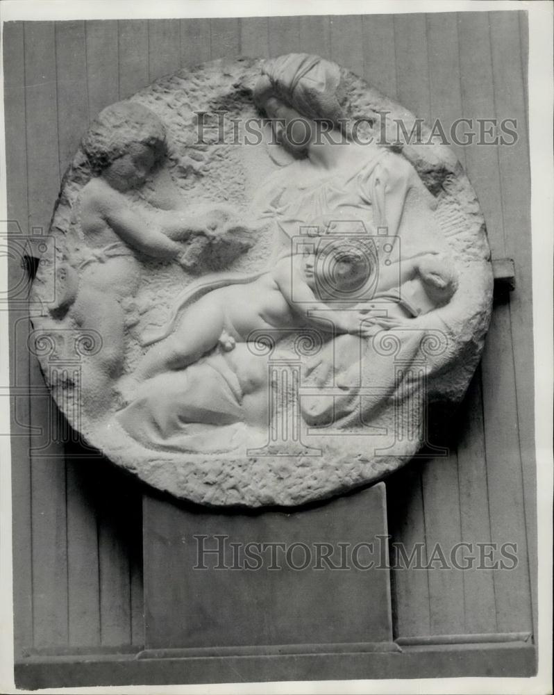 1965 Press Photo The Michelangelo relief of the Virgin and Child with St. John - Historic Images