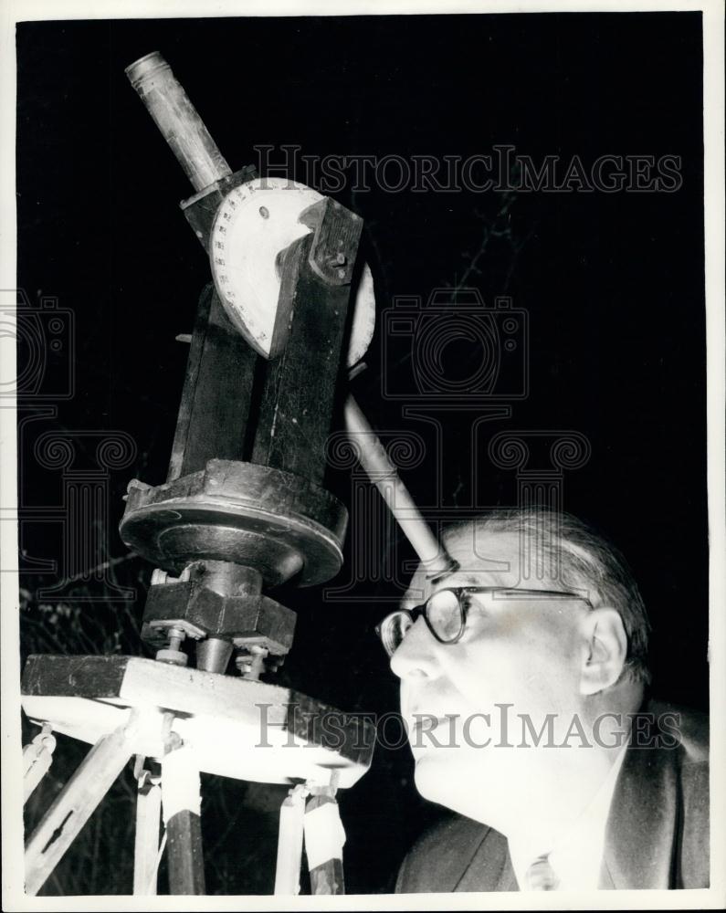 1959 Press Photo Astrologer William Tucker During Newsreel Interview Telescope - Historic Images