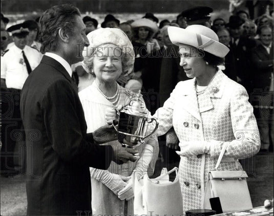 1975 Press Photo Queen presents the trophy to Grundy's owner Dr Carlo Vittadini - Historic Images