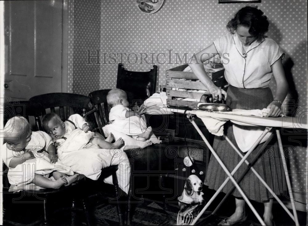 Press Photo Hannah Attridge & her triplets - Historic Images