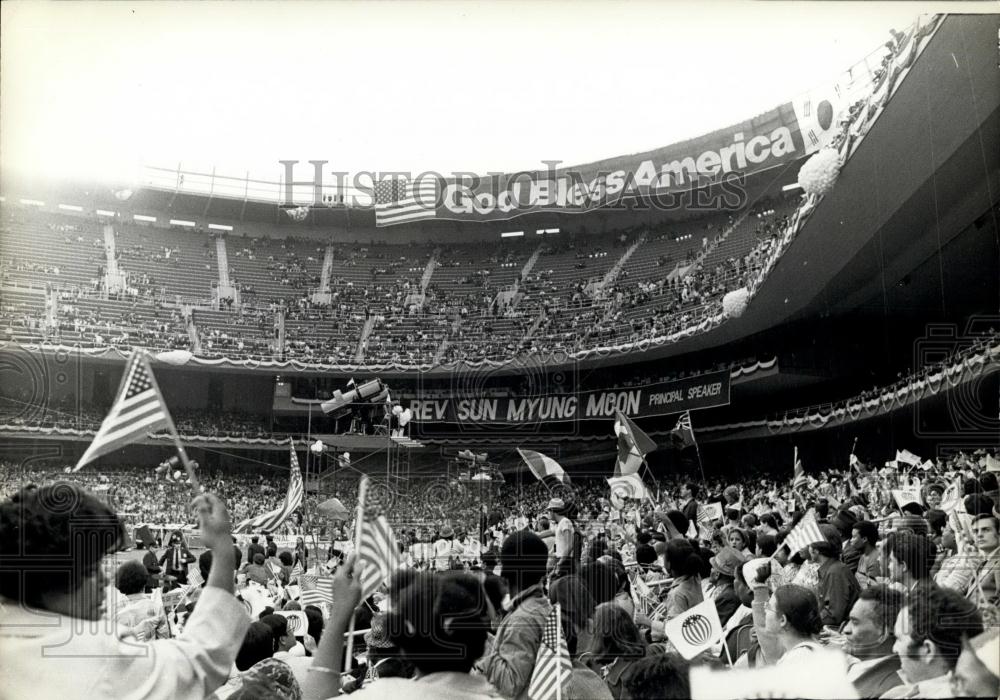 Press Photo Nay-Sayers Orbited the Stadium - Historic Images