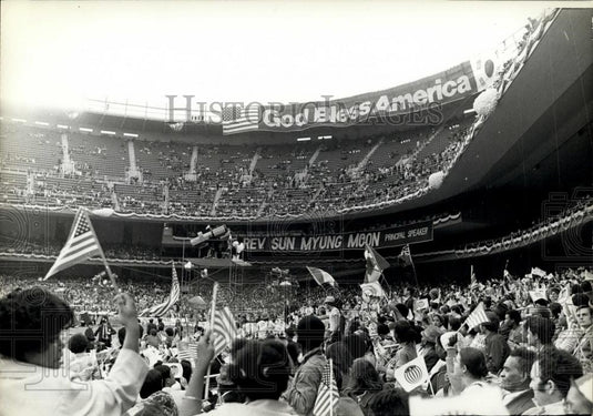 Press Photo Nay-Sayers Orbited the Stadium - Historic Images