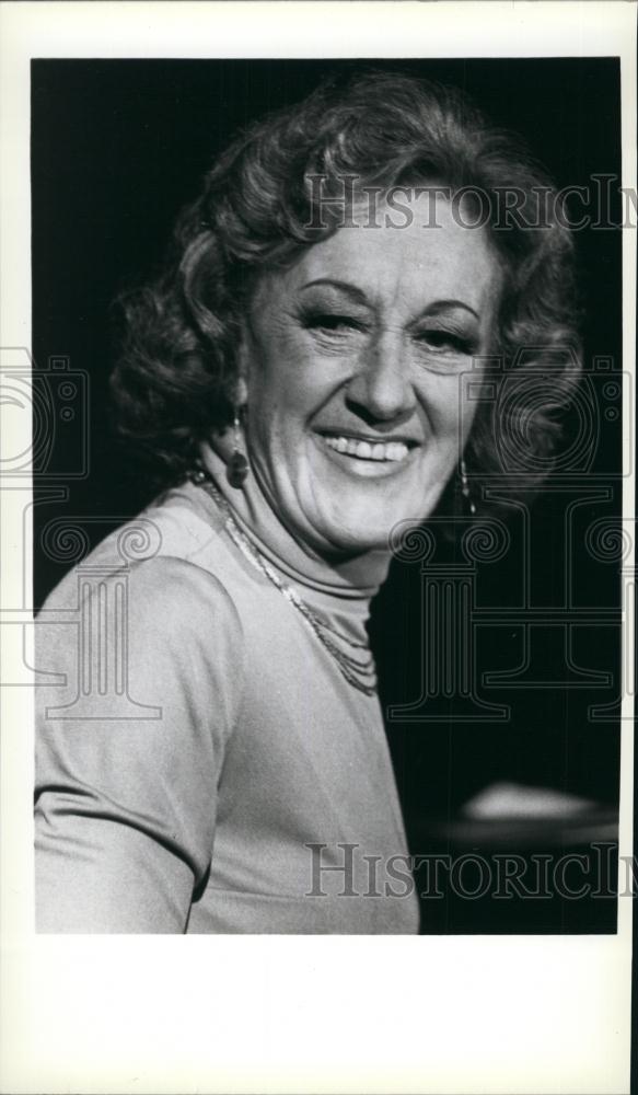 Press Photo Woman Smiling - Historic Images