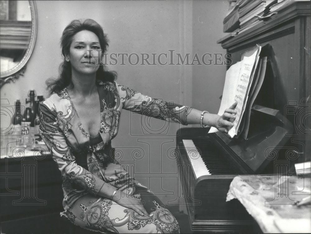 1975 Press Photo Roman painter Silvanan Rassatani - Historic Images