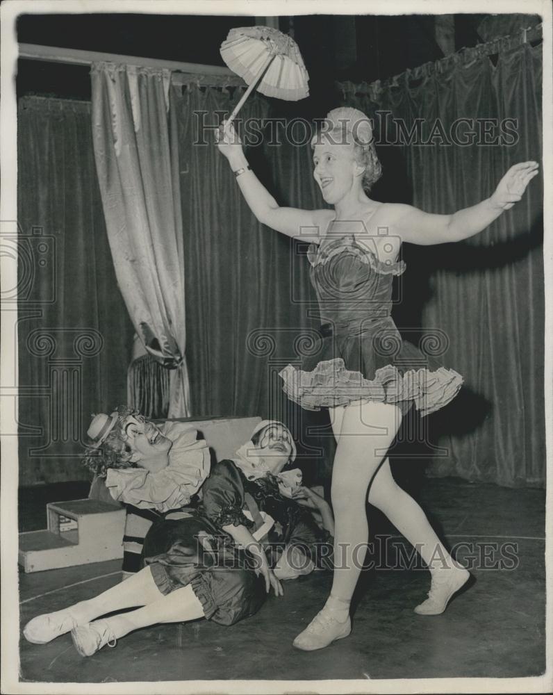 1955 Press Photo Wives rehearse their &quot;Circus in Mime&quot; Program - Historic Images