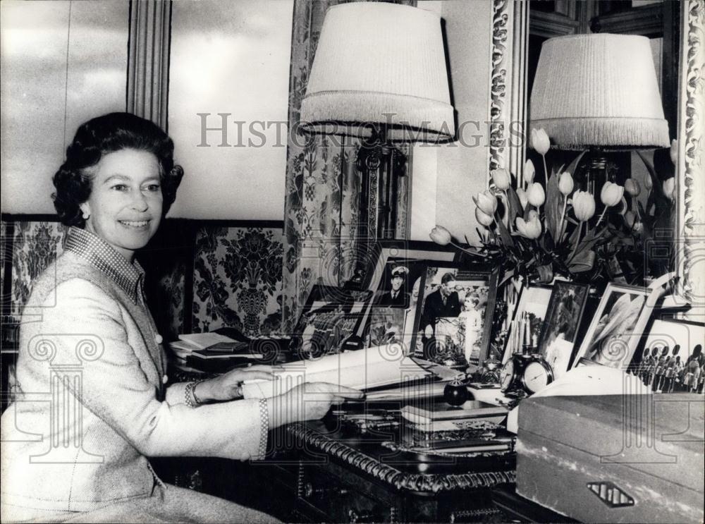 1977 Press Photo Queen at her Desk at Windsor Castle - Historic Images