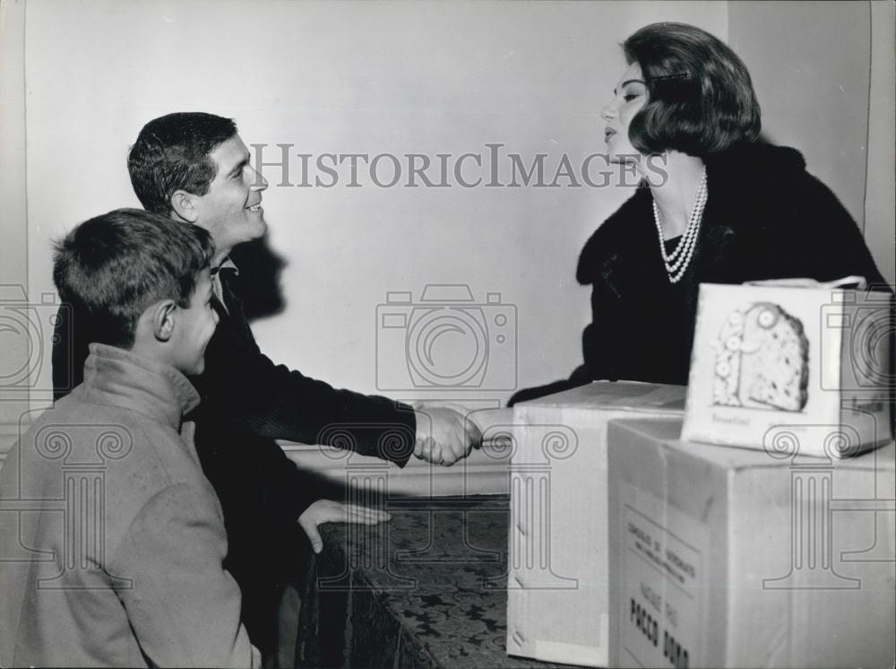 1963 Press Photo Silvia Koshina Actress Gives Gifts On Xmas To Prisoner Families - Historic Images