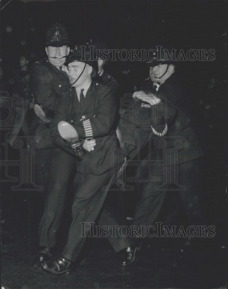 1960 Press Photo Five policemen carry off a struggling demonstrator - Historic Images