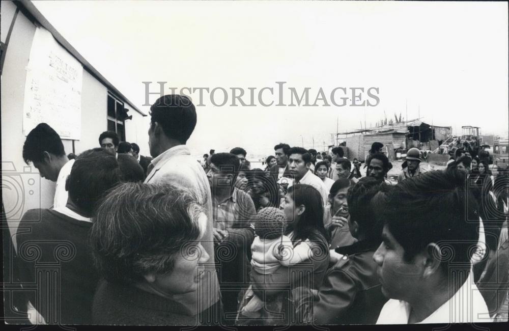 1971 Press Photo Villa Salvador New Residents In Line To Register For Land - Historic Images