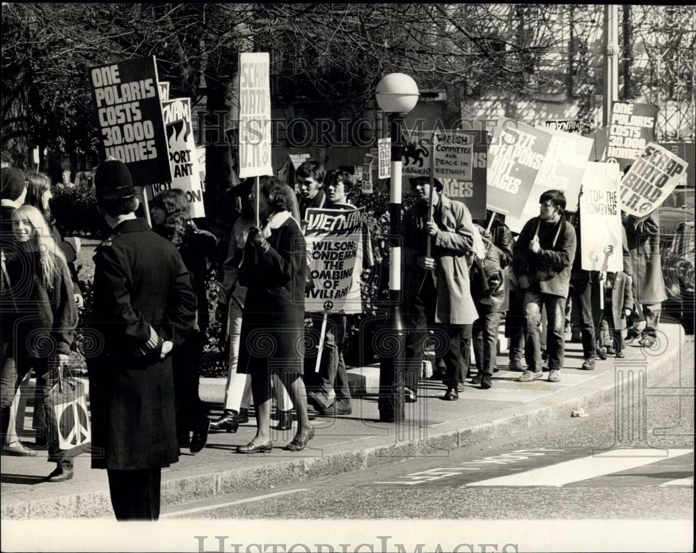 1967 Press Photo C.N.D. Easter Demonstration in London - Historic Images